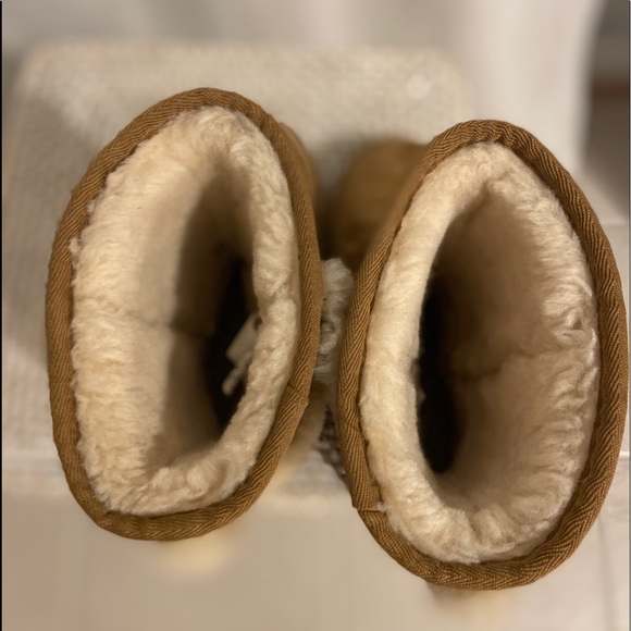 SOLD: Ugg Womens Sundance Short Waterproof Boot - Picture 4 of 8